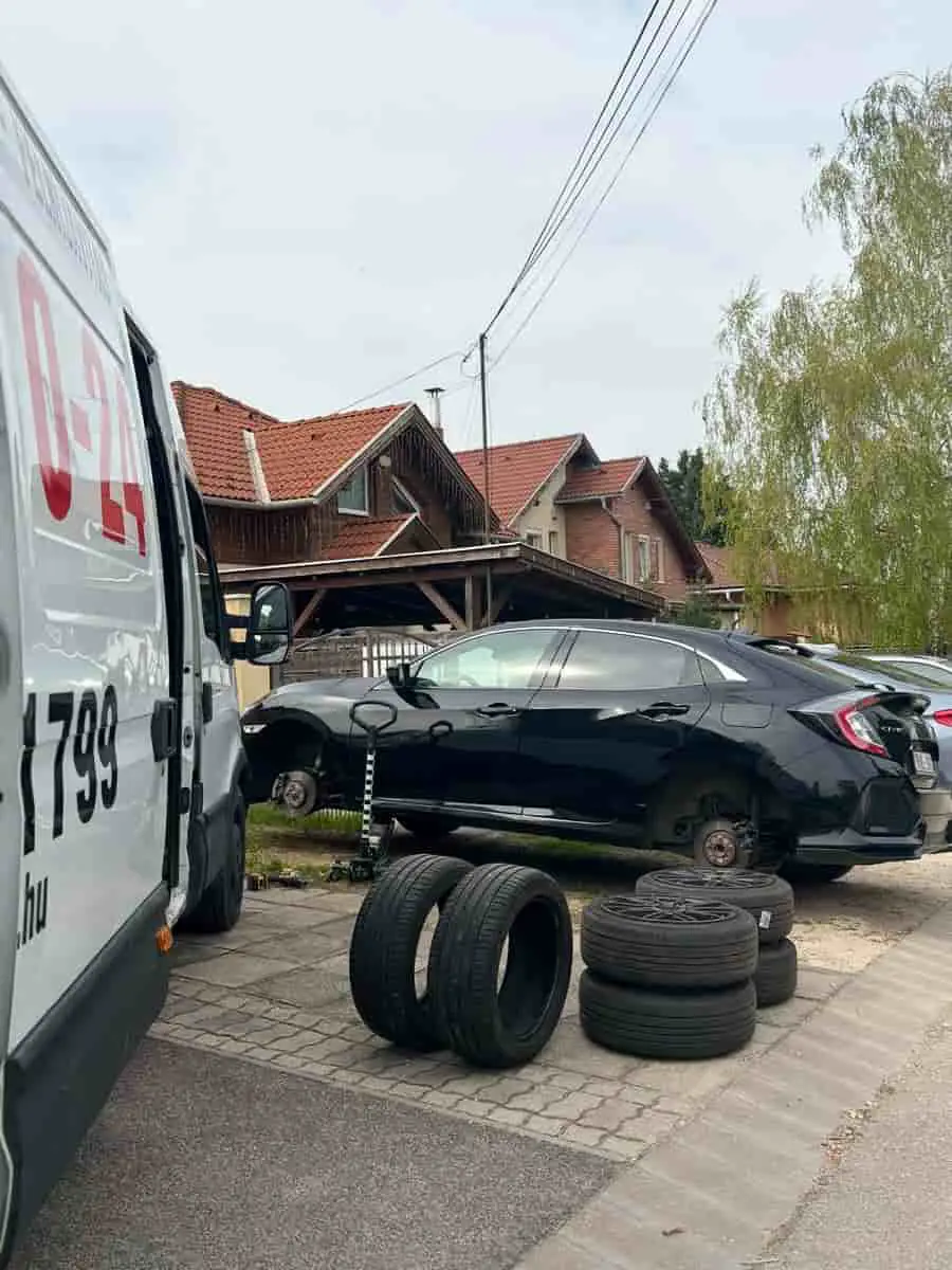 Mobil autógumi szerelés helyszínen Budapesten fekete Honda Civicen