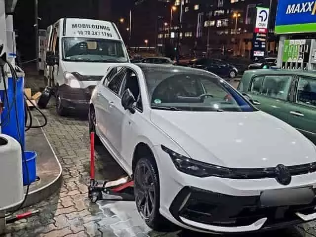 Defektjavítás mobil gumiszervizzel Budapesten éjszaka az út szélén
