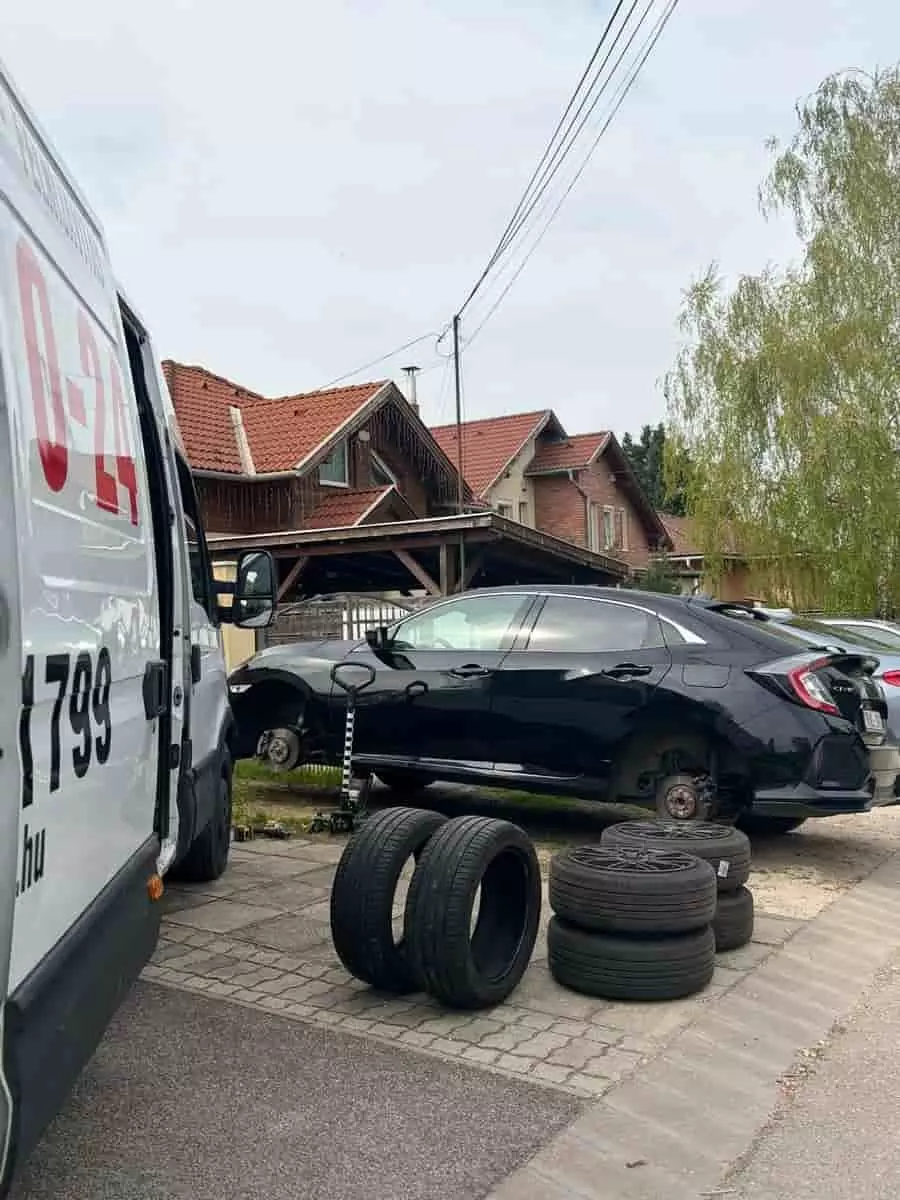 Mobil autógumi szerelés helyszínen Budapesten fekete Honda Civicen