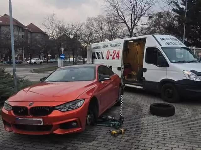 Mobil gumicsere piros BMW autón, helyszíni kerékcsere szolgáltatás Budapesten