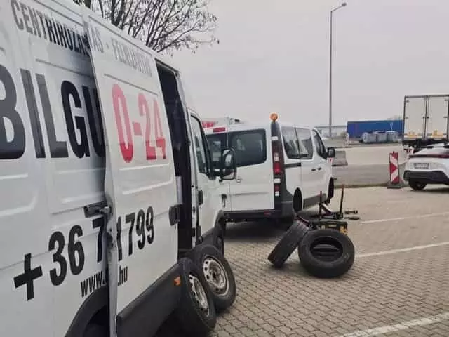 Így segítünk: Mobil gumiszerviz munka közben Budapesten és környékén. Mobil gumiszerviz kiszállás Budapesten – helyszíni gumis munka szervizautóval.