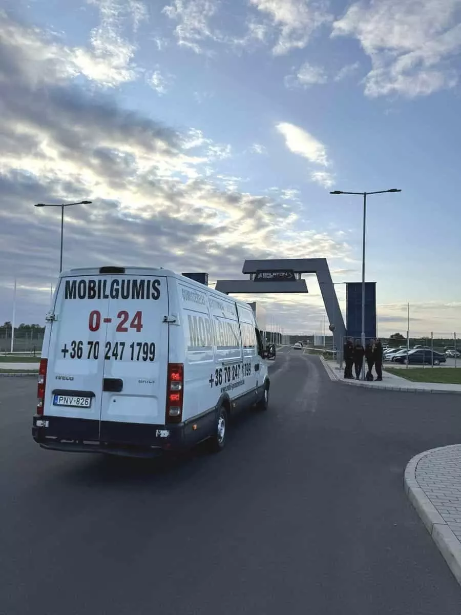 Mobil gumiszerviz furgon kiszállás közben Budapesten és Pest megyében