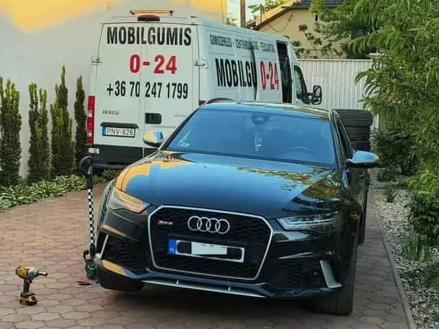 Helyszíni defektjavítás és mentés felszerelt szervizautónkkal Tripsánszki Norbert mobil gumiszerviz mentése: egy fekete Audi RS6 defektjavítása a helyszínen.